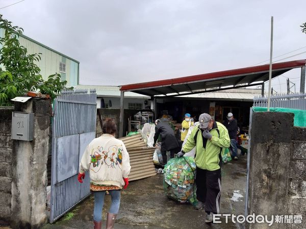 ▲▼受疫情及天災影響，資收市場收購價格下跌，導致資收個體戶收入銳減。（圖／花蓮縣政府提供，下同）