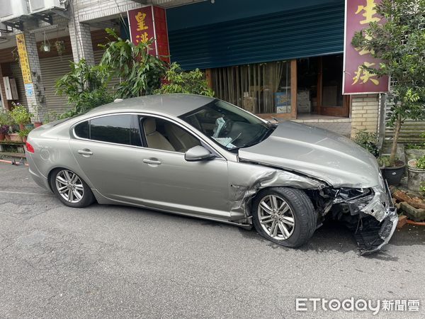 ▲▼陳婦開車突然失控暴衝，連撞25台機車及多元計程車。（圖／記者陸運陞翻攝）