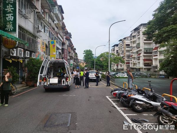 ▲▼陳婦開車突然失控暴衝，連撞25台機車及多元計程車。（圖／記者陸運陞翻攝）