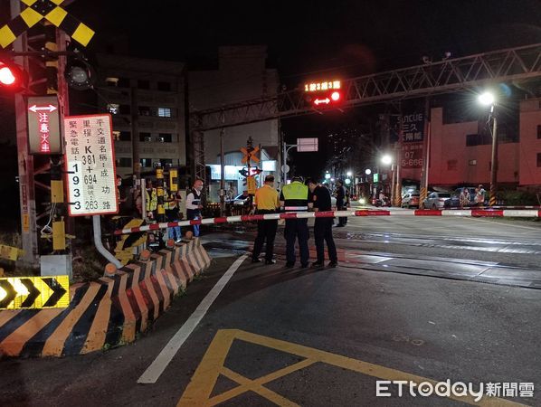 ▲蕭姓男子騎車來到成功路平交道，掀起柵欄，通過時被火車撞擊當場慘死。（圖／記者賴文萱翻攝）