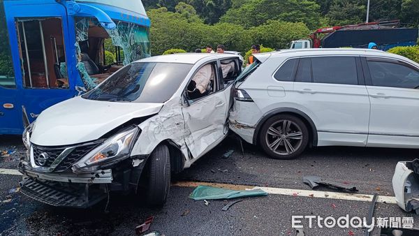 ▲▼國3香山段6車追撞             。（圖／記者陳凱力翻攝）