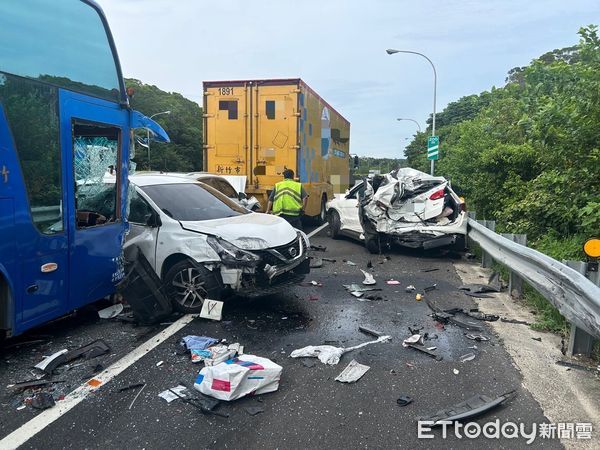 ▲▼國3香山段6車追撞             。（圖／記者陳凱力翻攝）