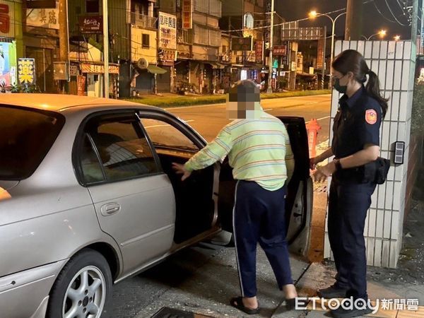 ▲里港分局九如分駐所警員陳姿吟助涂姓阿北平安返家            。（圖／記者陳崑福翻攝）