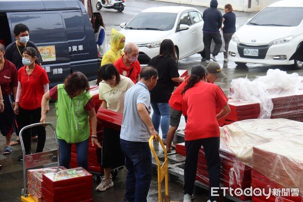 ▲台南正統鹿耳門聖母廟「普渡植福」活動，短短三個月內，獲得近千家戶響應及網絡認捐之善信大德踴躍參與支持，普渡席開千桌圓滿完成，19日廟方將普渡植福之供品，超過近2000盒，將全數捐出。（圖／記者林東良翻攝，下同）