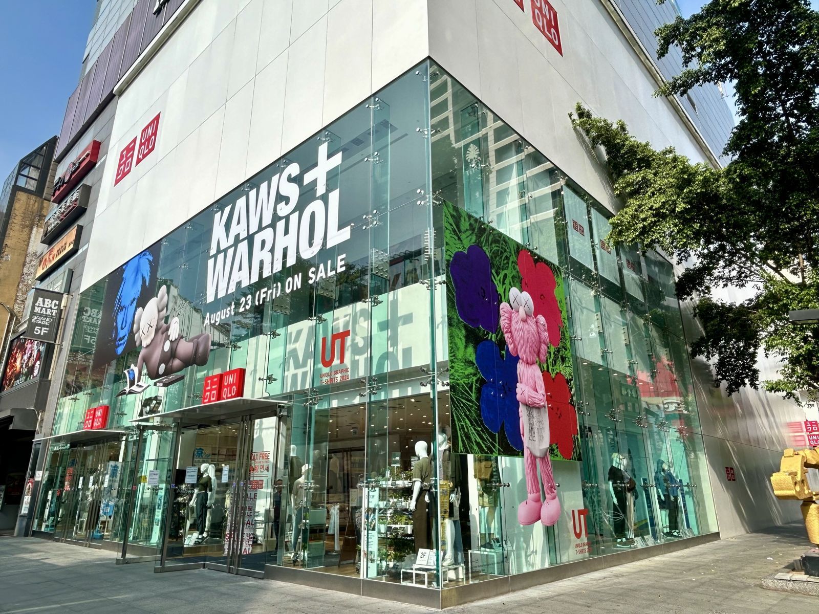 UNIQLO以KAWS角色窗貼，為店舖外牆換上嶄新風貌（此為西門店）。（台灣優衣庫提供）