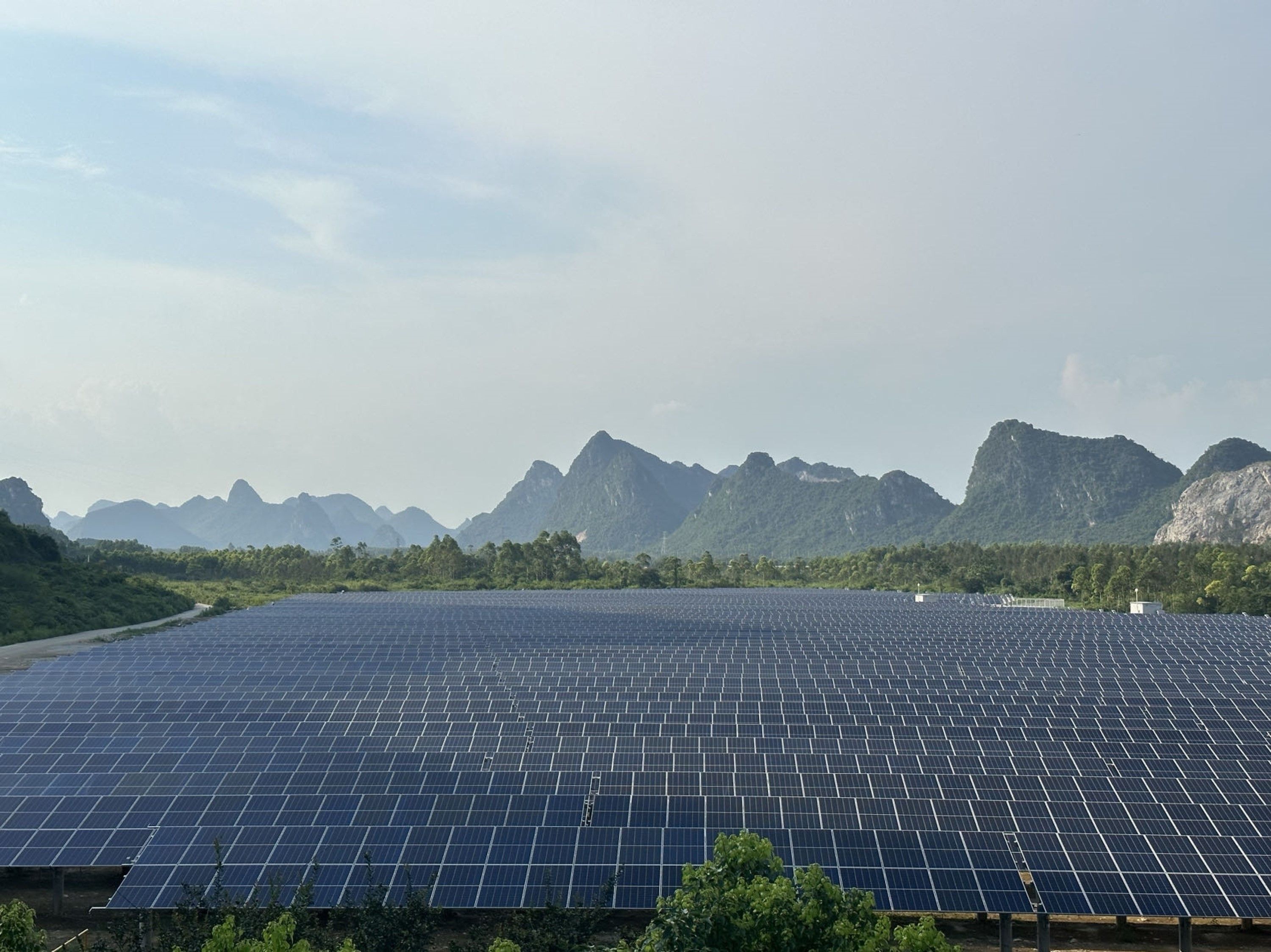 ▲台泥廣東英德廠、廣西貴港廠太陽能發電系統。（圖／台泥提供）