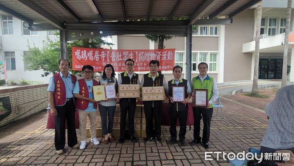 ▲時值農曆七月，台南左鎮噶瑪噶居寺今年配合普渡實施「弱勢家庭福袋物資計畫」，會後普渡物資捐贈給左鎮、玉井、南化、楠西等四偏鄉行政區弱勢，計有1270人受惠。（圖／記者林東良翻攝，下同）