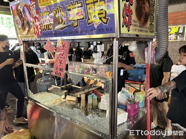 ▲▼      寧夏夜市炸芋頭攤商遭砸       。（圖／記者張君豪翻攝）