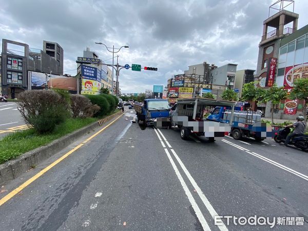 ▲▼小貨車與復康巴士先側撞（上圖）後，小貨車衝進對向車道，再與兩輛車發生對撞與擦撞，這起車禍釀三傷。（圖／記者游芳男翻攝，下同）