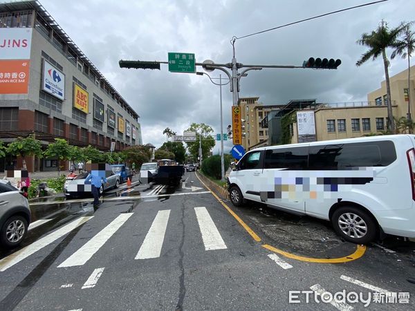 ▲▼小貨車與復康巴士先側撞（上圖）後，小貨車衝進對向車道，再與兩輛車發生對撞與擦撞，這起車禍釀三傷。（圖／記者游芳男翻攝，下同）