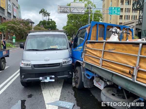 ▲▼小貨車與復康巴士先側撞（上圖）後，小貨車衝進對向車道，再與兩輛車發生對撞與擦撞，這起車禍釀三傷。（圖／記者游芳男翻攝，下同）