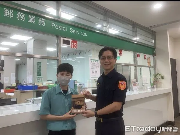 ▲東港警分局長高至正到郵局贈送警察熊，感謝行員機警成功阻詐             。（圖／記者陳崑福翻攝）