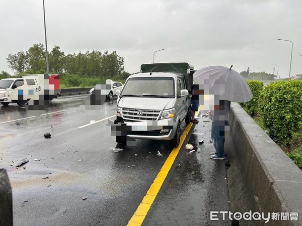 ▲國道1號南向314.9公里台南新市路段，下午發生自小貨煞車失控撞擊另部自小貨車翻覆，幸無人傷亡。（圖／記者林東良翻攝，下同）