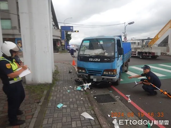 ▲▼    台中廚餘貨車碰撞機車，騎士無呼吸心跳         。（圖／記者許權毅翻攝）