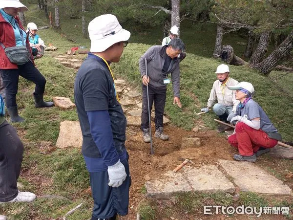 ▲資深布農族榮譽步道師伍玉龍指導階梯施作要領。（圖／玉山國家公園管理處提供，）