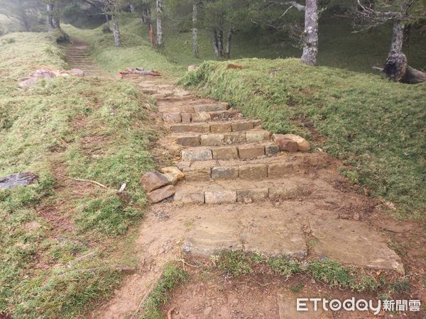 ▲完工後的步道融入荒野地景，降低對生態環境的衝擊。（圖／玉山國家公園管理處提供）