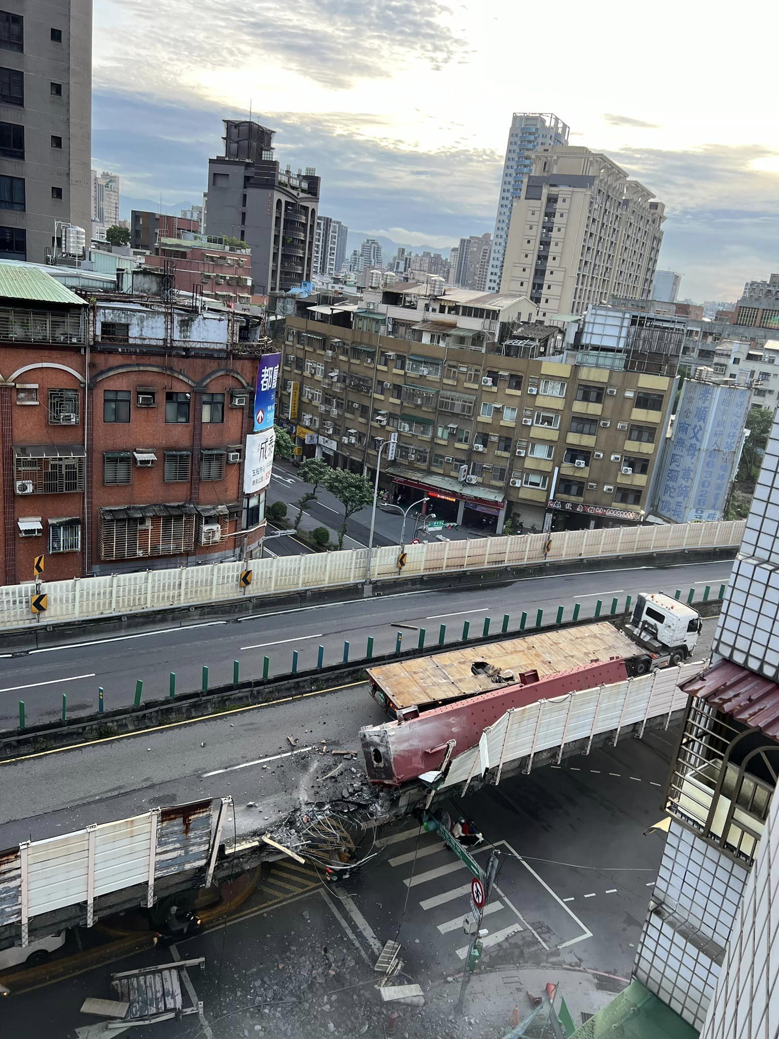 快訊／上班快改道！忠孝橋事故全線封閉　住戶驚醒：以為大地震。（圖／翻攝「爆料公社二社」臉書社團）