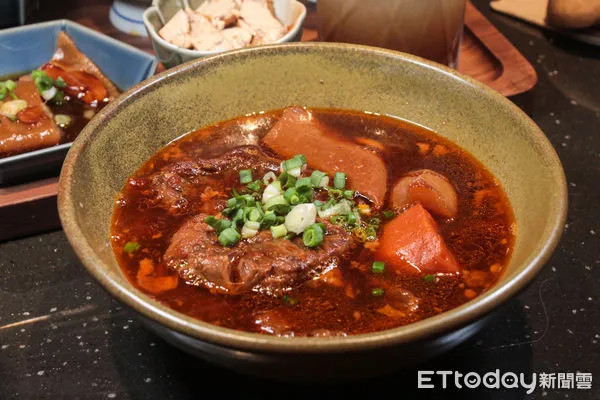 ▲門前隱味牛肉麵昆明店。（圖／記者黃士原攝）