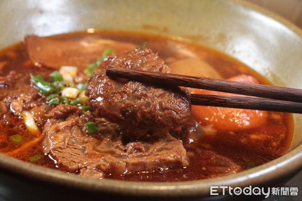 ▲門前隱味牛肉麵昆明店。（圖／記者黃士原攝）