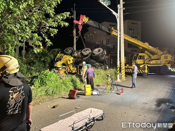 ▲▼快訊／雲林深夜重大車禍！曳引車自撞翻覆3傷　駕駛受困無呼吸心跳。（圖／記者蔡佩旻攝）