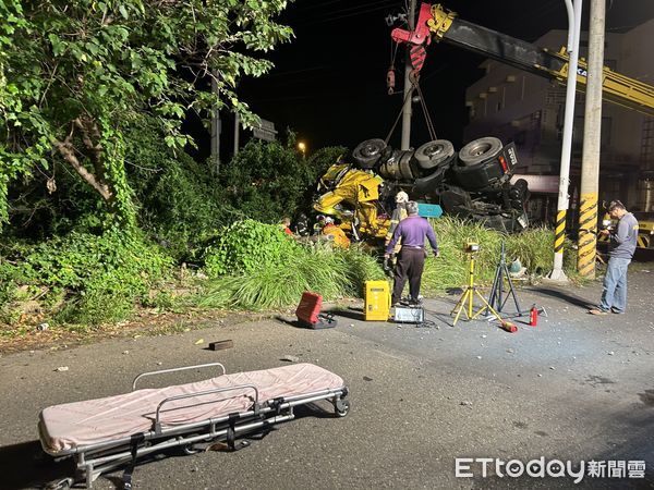 ▲▼快訊／雲林深夜重大車禍！曳引車自撞翻覆3傷　駕駛受困無呼吸心跳。（圖／記者蔡佩旻攝）