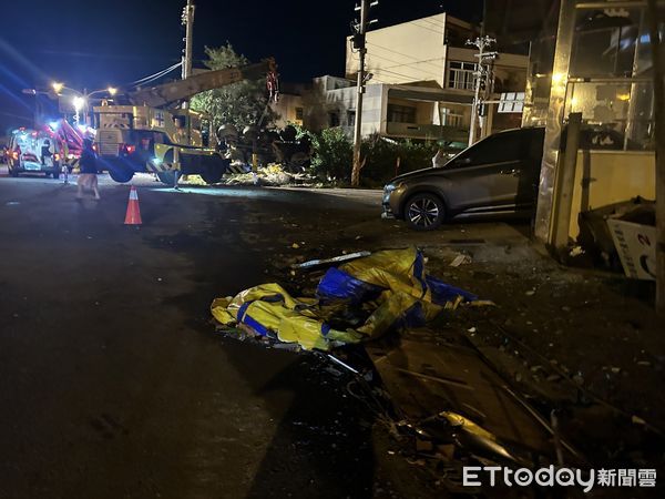 ▲▼快訊／雲林深夜重大車禍！曳引車自撞翻覆3傷　駕駛受困無呼吸心跳。（圖／記者蔡佩旻攝）