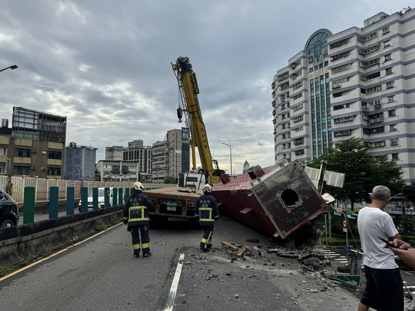 ▲▼20日台一高架過忠孝橋往台北市方向發生車禍事故，全線封閉進行交通管制。（圖／台北市政府提供）