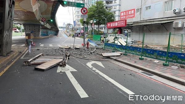 ▲▼連結雙北的忠孝橋事故，聯結車撞破護欄。（圖／記者戴上容翻攝）