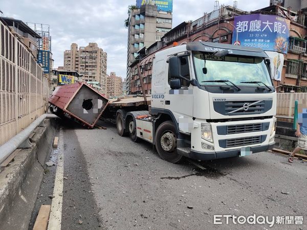 ▲▼連結雙北的忠孝橋事故，聯結車撞破護欄。（圖／記者戴上容翻攝）