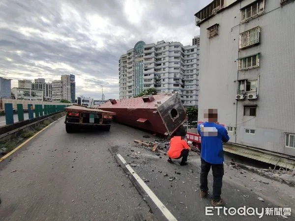 ▲▼連結雙北的忠孝橋事故，聯結車撞破護欄。（圖／記者戴上容翻攝）