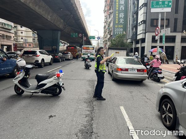 ▲▼連結雙北的忠孝橋事故，聯結車撞破護欄。（圖／記者戴上容翻攝）