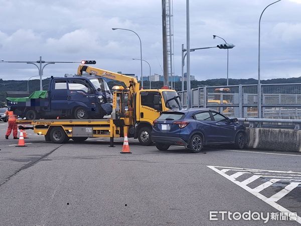 ▲國道1號銅鑼交流道匝道口，昨傍晚發生2車碰撞，釀成7人輕傷。（圖／記者楊永盛翻攝）