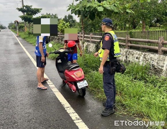 ▲枋寮警分局石光所警員陳映宇及王晧明助移工修車             。（圖／記者陳崑福翻攝）