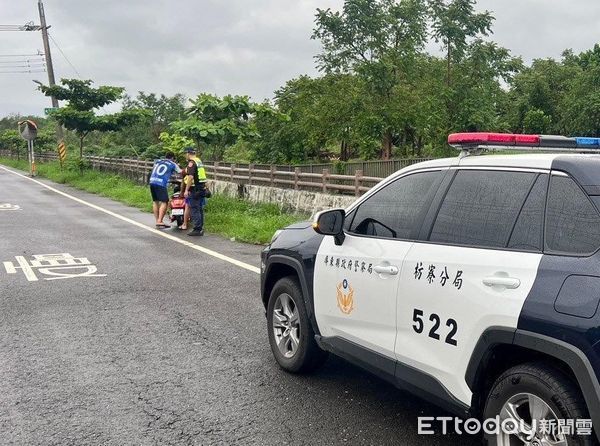 ▲枋寮警分局石光所警員陳映宇及王晧明助移工修車             。（圖／記者陳崑福翻攝）