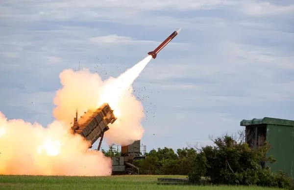 ▲▼屏東九鵬基地實彈射擊愛國者二型防空飛彈。（圖／國防部）