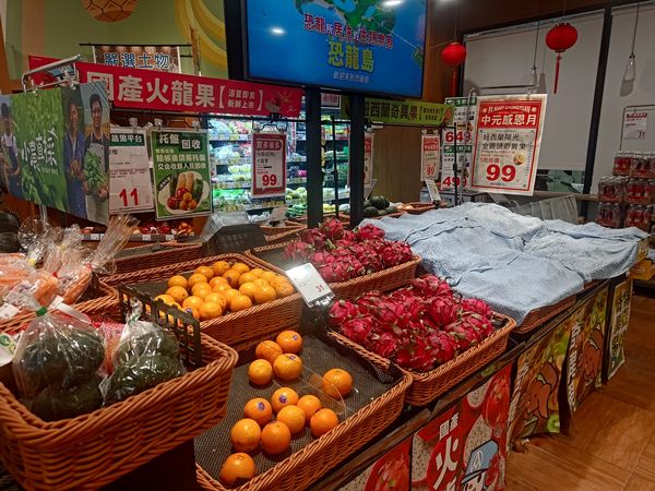 民眾目擊全聯店員幫蘋果、奇異果蓋上冰過的溼毛巾。（圖／林小姐同意授權提供，請勿隨意翻拍，以免侵權。）