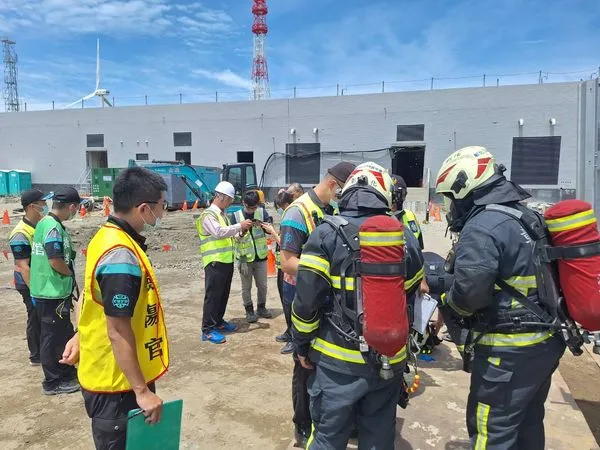 ▲▼             彰化彰濱地區海龍離岸風電計畫驚傳鋼瓶二氧化碳外洩，14人送醫。（圖／消防局提供）