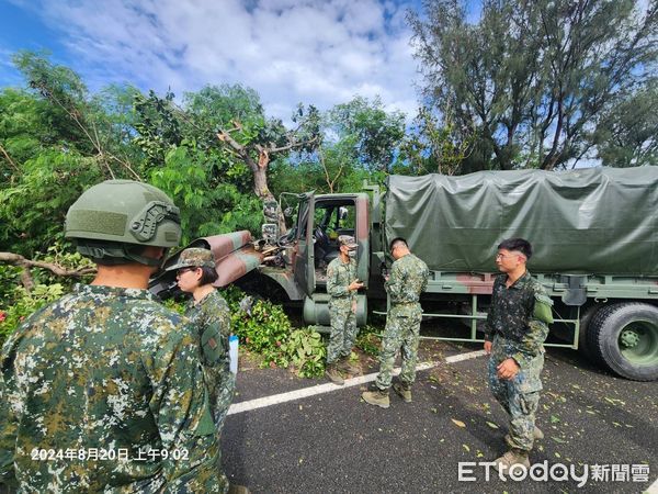 ▲▼屏東八軍團戰術輪車自撞路樹釀7傷。（圖／記者陳崑福翻攝）