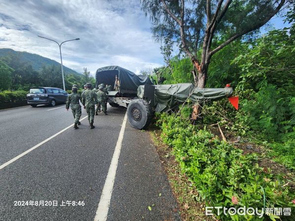 ▲▼屏東八軍團戰術輪車自撞路樹釀7傷。（圖／記者陳崑福翻攝）