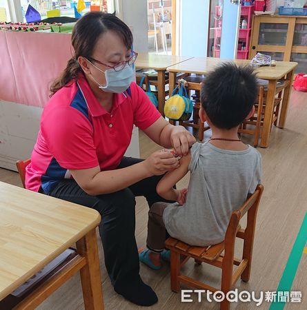 ▲兒童注射日本腦炎疫苗情形。（圖／南投縣衛生局提供）