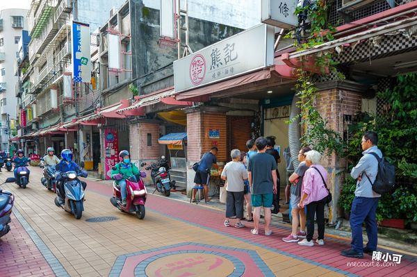 ▲▼早上六點半排隊的新莊台式早餐，熊記燒餅油條專賣店。（圖／部落客陳小可提供）