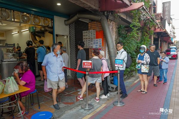 ▲▼早上六點半排隊的新莊台式早餐，熊記燒餅油條專賣店。（圖／部落客陳小可提供）