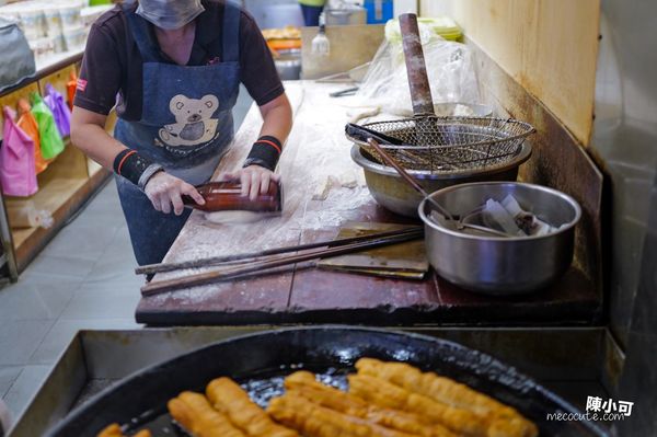 ▲▼早上六點半排隊的新莊台式早餐，熊記燒餅油條專賣店。（圖／部落客陳小可提供）