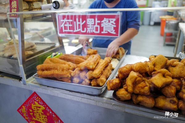 ▲▼早上六點半排隊的新莊台式早餐，熊記燒餅油條專賣店。（圖／部落客陳小可提供）