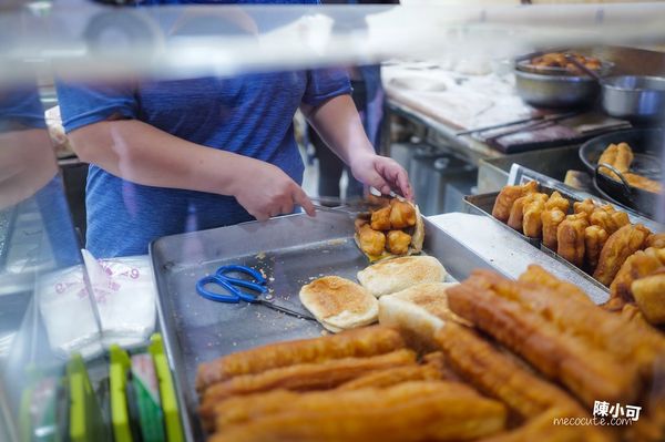 ▲▼早上六點半排隊的新莊台式早餐，熊記燒餅油條專賣店。（圖／部落客陳小可提供）