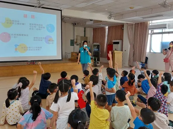 ▲校園巡迴車資收小學堂有獎徵答。（圖／新竹市政府提供）