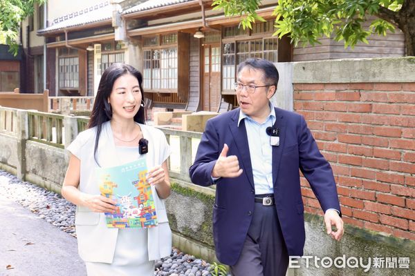 ▲台南市長黃偉哲與日籍藝人大久保麻梨子到北區「321巷藝術聚落」，與高達10公尺的巨型充氣偶「巷仔Niau（貓）」相見歡，也帶大家開箱預覽「校本部」展區。（圖／記者林東良翻攝，下同）