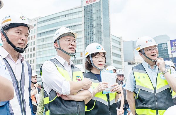 ▲桃園市府七月中旬配合勞動部舉辦「戶外作業熱危害預防暨缺氧危險作業安全示範觀摩會」，副市長蘇俊標與勞動部長何佩珊等人視察演練。（資料照／桃園市新聞處提供）