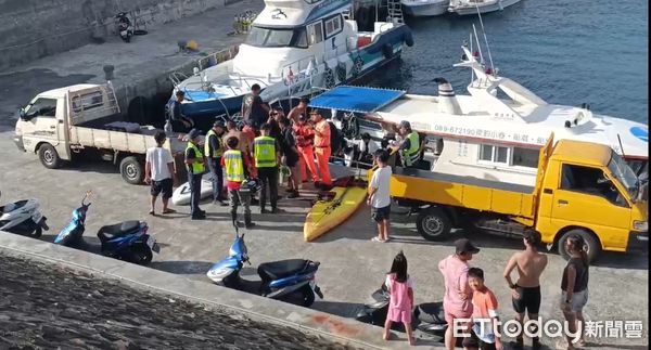 ▲民眾玩SUP立槳遭浪帶往外海。（圖／記者楊漢聲翻攝）