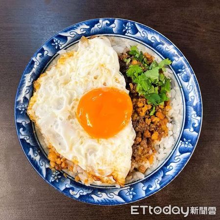 ▲秀明豬心冬粉是旗山知名老店，50元月見肉燥飯必點。（圖／翻攝自米其林官網）